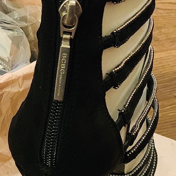 🆕 BCBG Jacqueline Microsuede Caged Heels size 8 - Picture 3 of 8